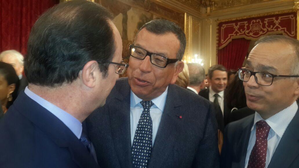 Kamal Lahlou et Chakib Benmoussa en discussion avec le Président français.
