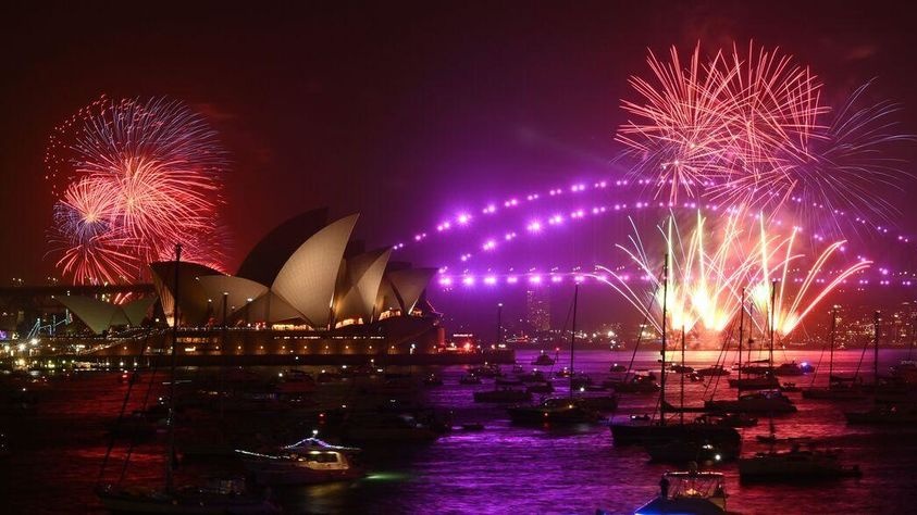 La baie de Sydney est traditionnellement illuminée par un feu d'artifice célébrant le passage au Nouvel An. 
