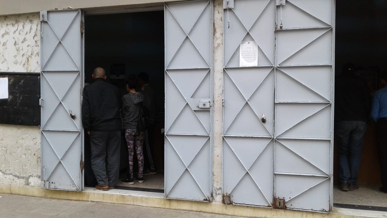 La porte d'entrée du Centre immatriculateur de Salé, ressemblant à un... garage.

