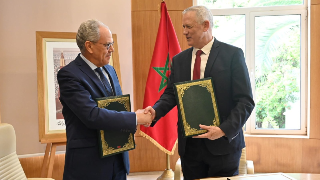 Le ministre de la Défense israélien, Benny Gantz, et le ministre chargé de l’administration de la Défense nationale, Abdellatif Loudiyi, échangent une poignée de main à l'issue de la signature de l'accord de défense entre le Maroc et Israël, le 24 novembre 2021.
