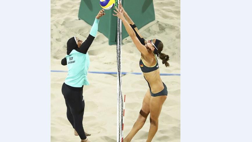 Doaa Elghobashy contre Laura Ludwig, //
En toile de fond, un autre match, culturel celui-là se déroule, entre l'Allemande et l'Egyptienne.Mais l'olympisme qui gagne. 