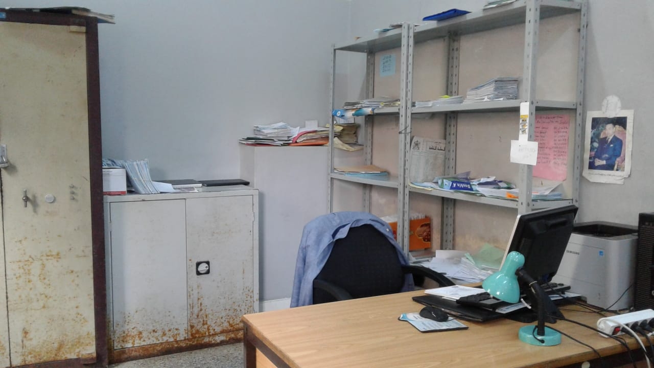 L'état de délabrement d'un bureau du Centre immatriculateur de Salé, qui renseigne sur la négligeance qui l'affecte.
