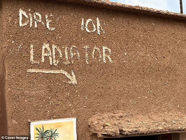 Ecrite sur un mur en terre, une indication de la direction à suivre pour le film "Gladiator".