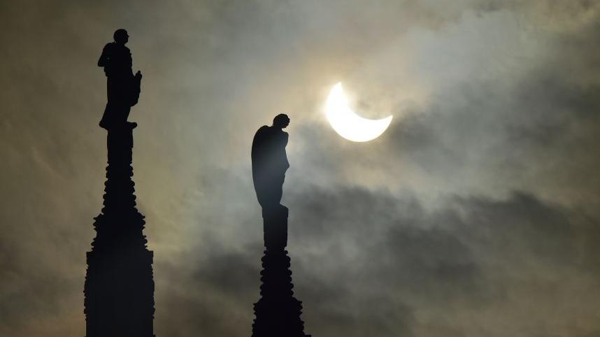 La cathédrale de Milan, face à l'éclipse partielle.
