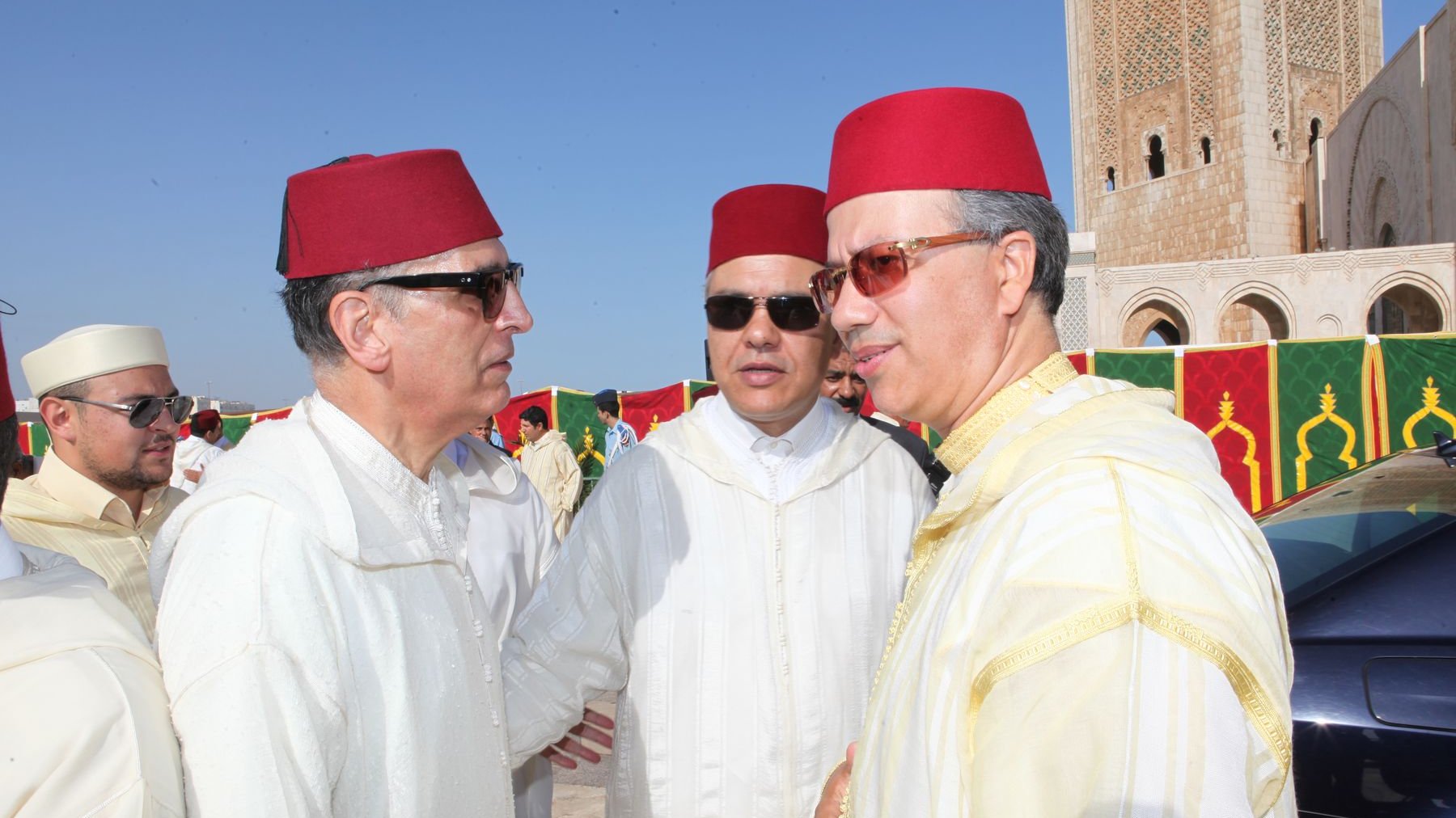 De nombreuses personnalités se sont donné rendez-vous dans la grande mosquée, notamment Ahmed Ouazzani Touhami, gouverneur chargé du secrétariat général Casablanca, et Mustapha Mellouk, Président de l'Association du Grand Casablanca
