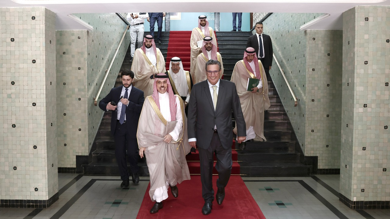 Aziz Akhannouch, chef de gouvernement, et le prince Faisal bin Farhan bin Abdullah Al Saoud, ministre des Affaires étrangères du Royaume d'Arabie saoudite, le 16 juin 2022, à Rabat.
