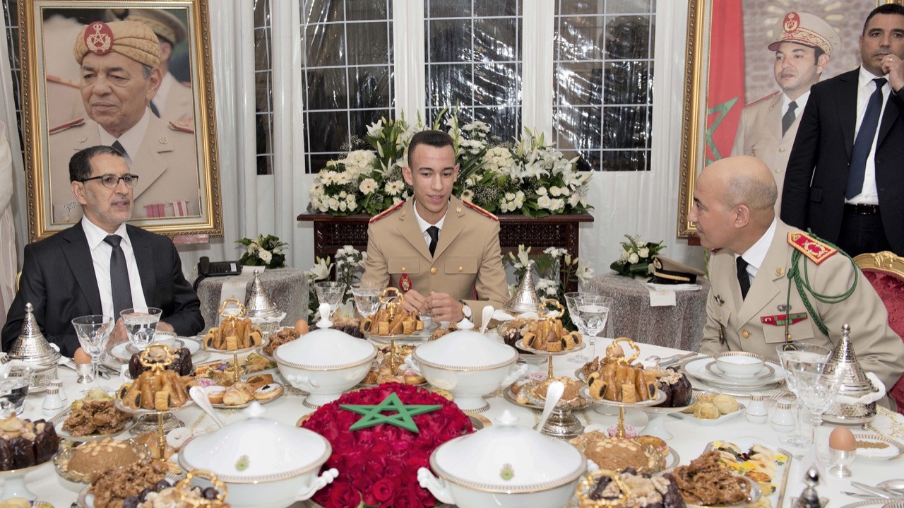 Le 14 mai 2017 à Rabat, le prince héritier présidant un déjeuner offert par le roi Mohammed VI à l’occasion du 61e anniversaire de la création des FAR.
