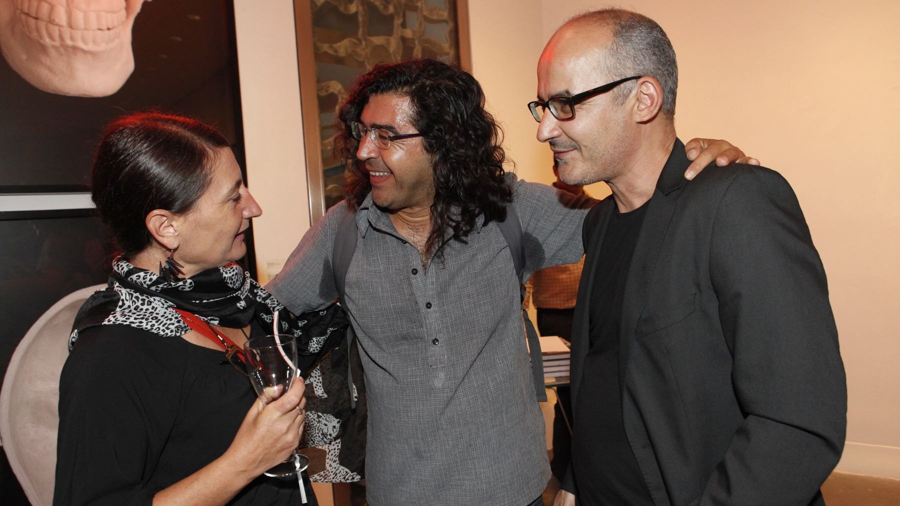 Moment d'échange et de complicité entre l'artiste, le réalisateur Ali Essafi et Florence Darsi
