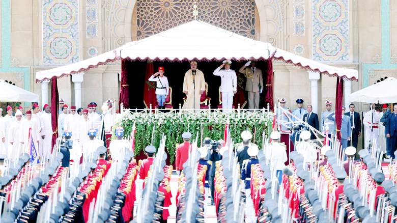 Le roi Mohammed VI en compagnie du prince héritier Moulay Hassan et du prince Moulay rachid lors de la cérémonie de prestation de serment des officiers.

