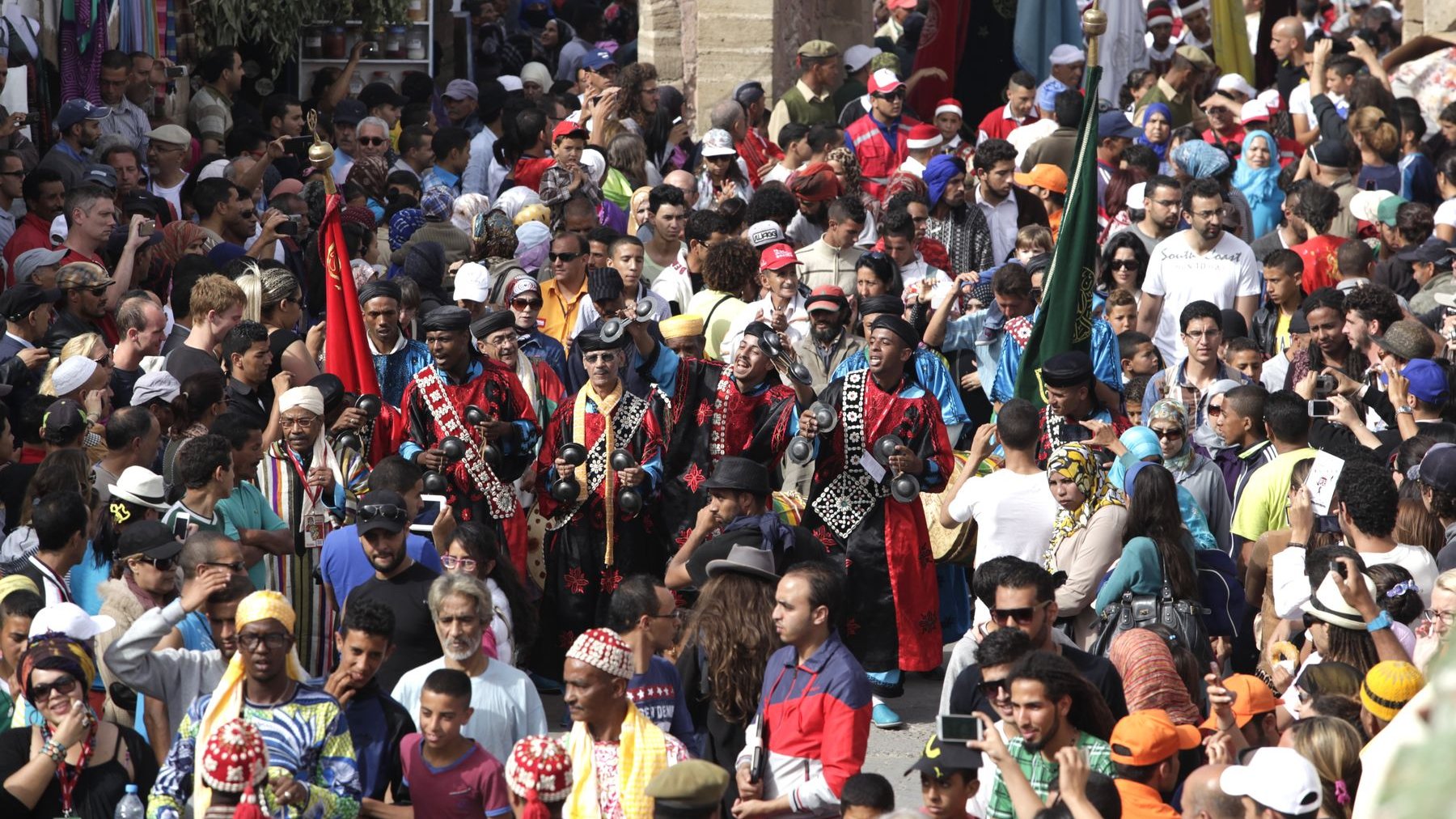 Le festival d'Essaouira a été inauguré par une chatoyante parade qui a sillonné les rues de la ville sur des rythmes Gnaouis. 
