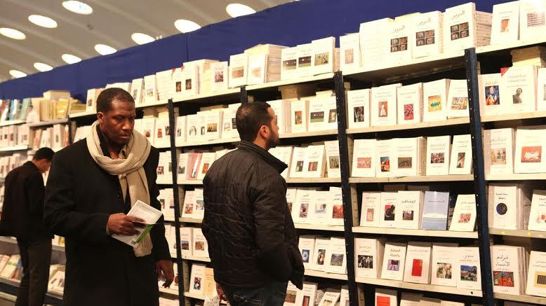 زوار يطلعون على الكتب المعروضة في المعرض الدولي للنشر والكتاب، الذي يطفأ شمعته الـ21 هذه السنة
