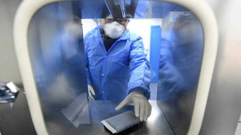 Un technicien de laboratoire prend des échantillons récupérés sur des personnes à tester pour le nouveau coronavirus, à Wuhan en Chine le 6 février 2020.
