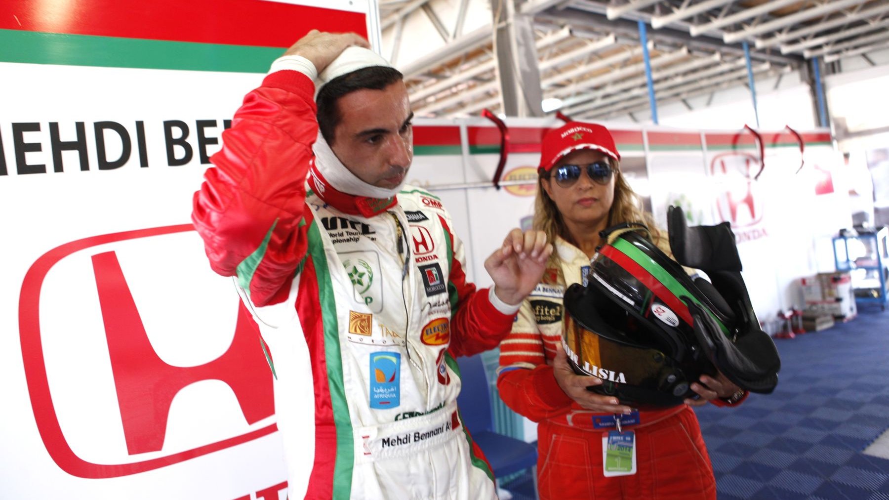 Comme tous les pilotes, Mehdi Bennani a souffert de la chaleur. Heureusement, sa mère est présente à sa sortie de l'auto.
