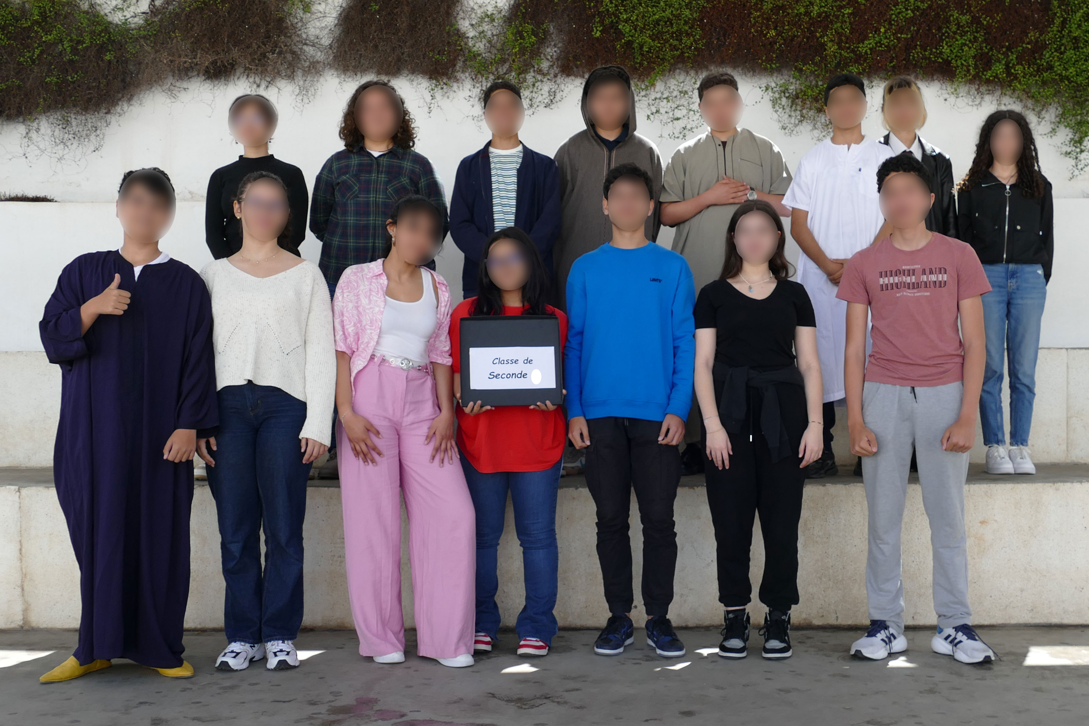 Photo de classe pour le Year Book 2023 du Lycée Descartes, sur laquelle les élèves pouvaient porter les habits de leur choix, parmi lesquels une jellaba (au premier plan à gauche et au second plan).