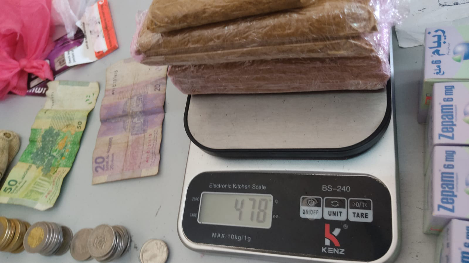 L’opération de perquisition menée au domicile d'un suspect a abouti à la saisie de 5.437 comprimés de psychotropes (2.700 comprimés du Nordoz, 1.485 comprimés de Rivotril, 1.170 comprimés de Zépam et 82 comprimés d’Ecstasy). 
