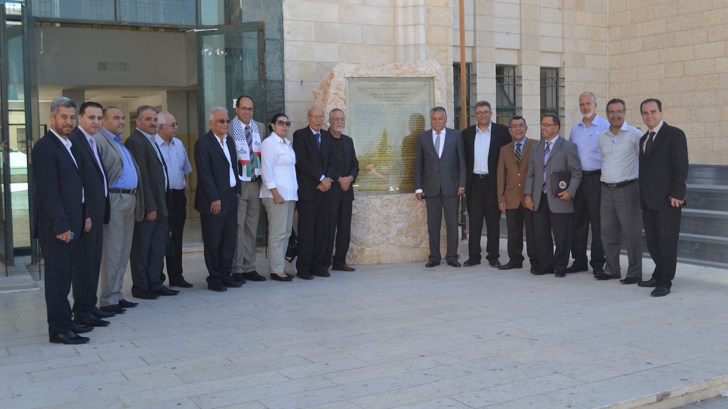وفد حزب التقدم والاشتراكية أثناء زيارة جامعة القدس أمس الثلاثاء بحضور نواب الرئيس وعمداء بعض الكليات.
 
