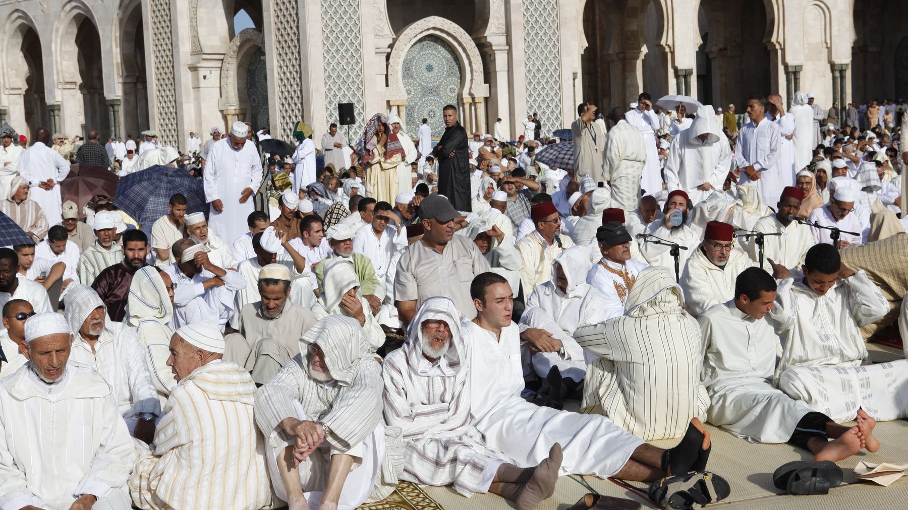 Malgré l'extrême chaleur, les fidèles sont venus nombreux à la mosquée Hassan II de Casablanca pour accomplir la prière de Aid El Fitr
