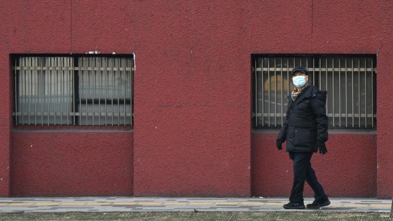 Un homme portant un masque dans une rue de Séoul, le 19 février 2020.
