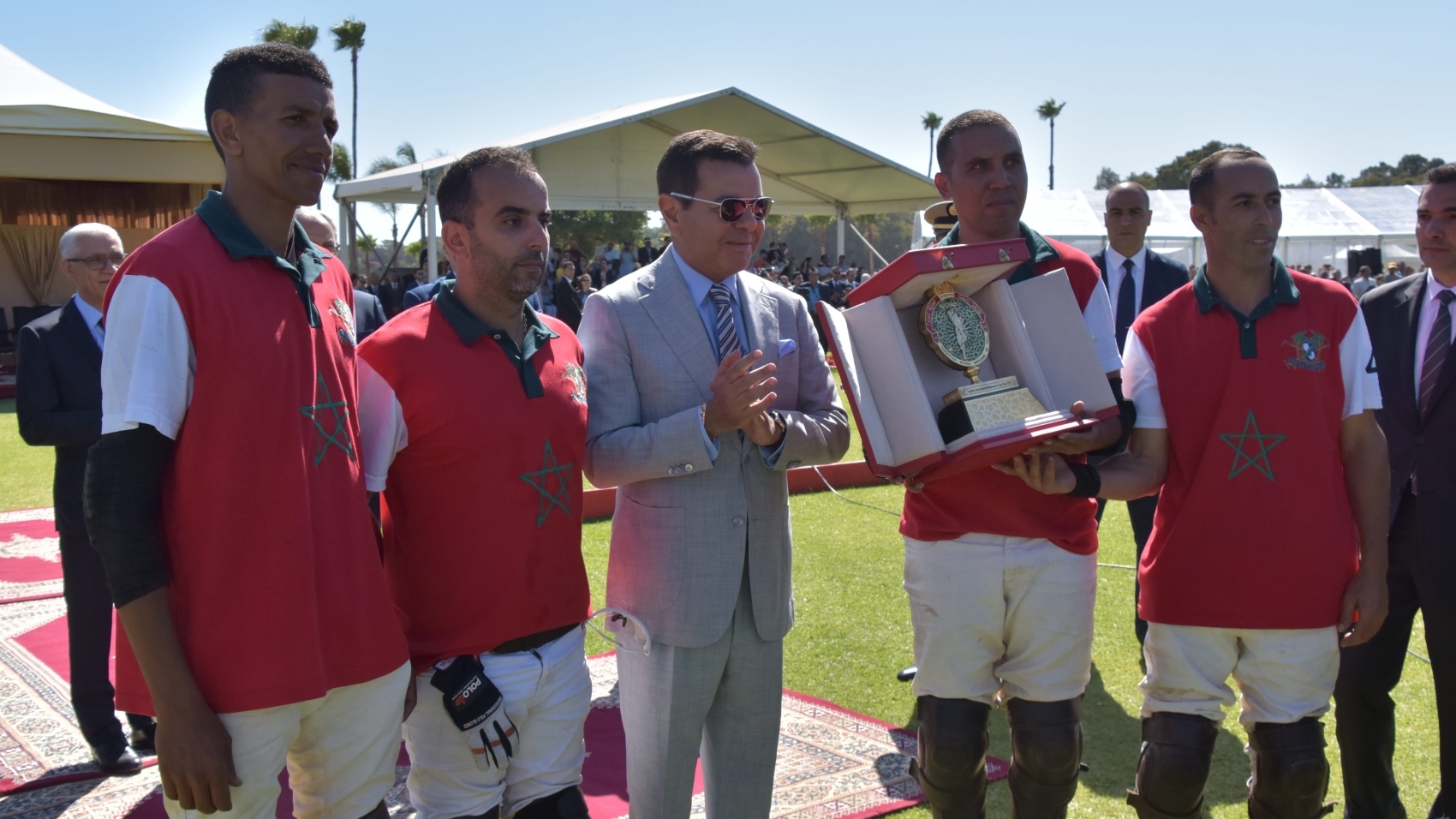 L'equipe Marocaine de polo brandissant le trophée avec SAR Moulay Rachid 
