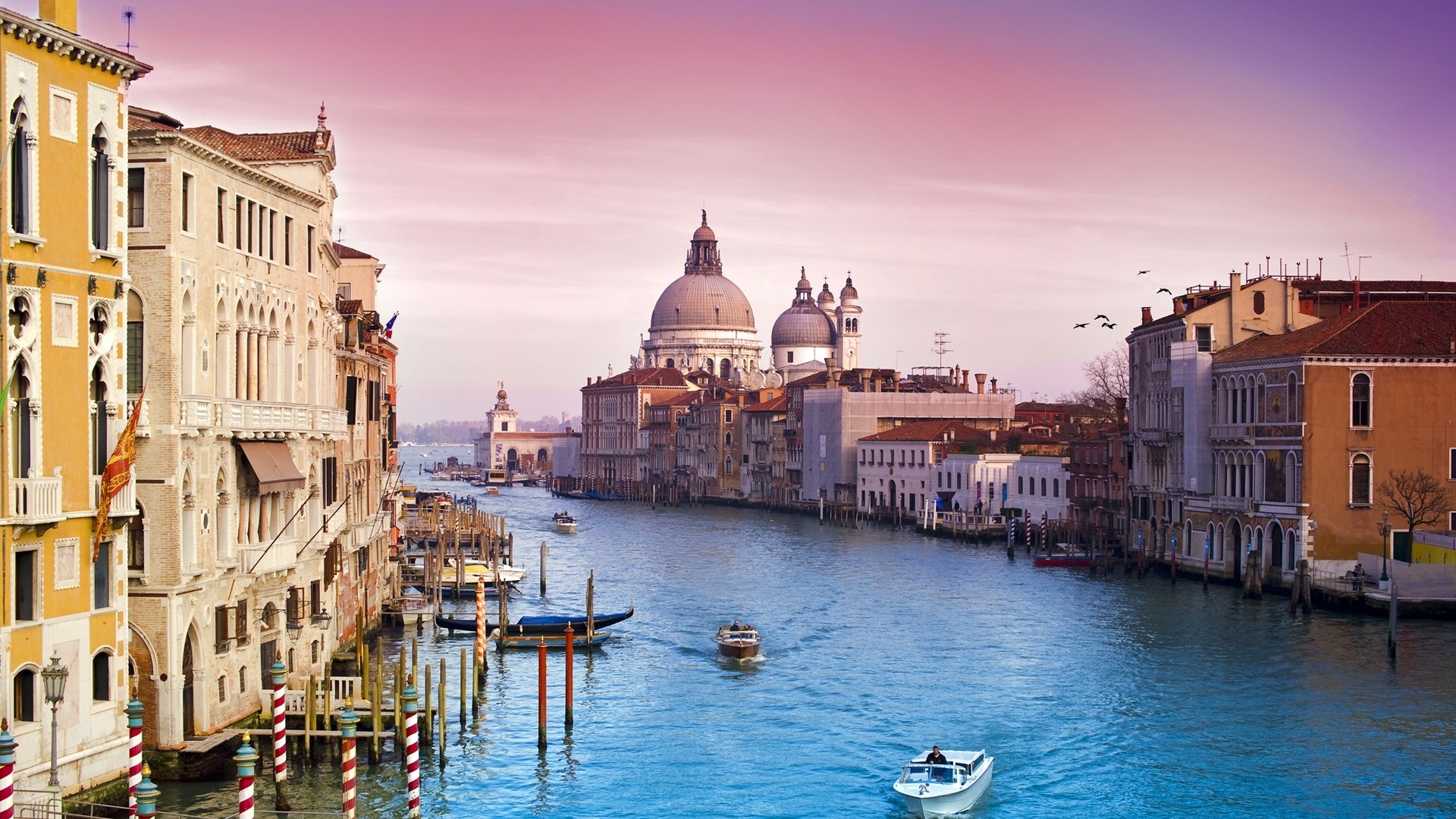 Venise, ou la Cité des Doges est sans aucun doute la ville la plus romantique au monde. Riche de son histoire elle garde un caché authentique qui en fait également l'une des destinations les plus touristiques d'Italie
