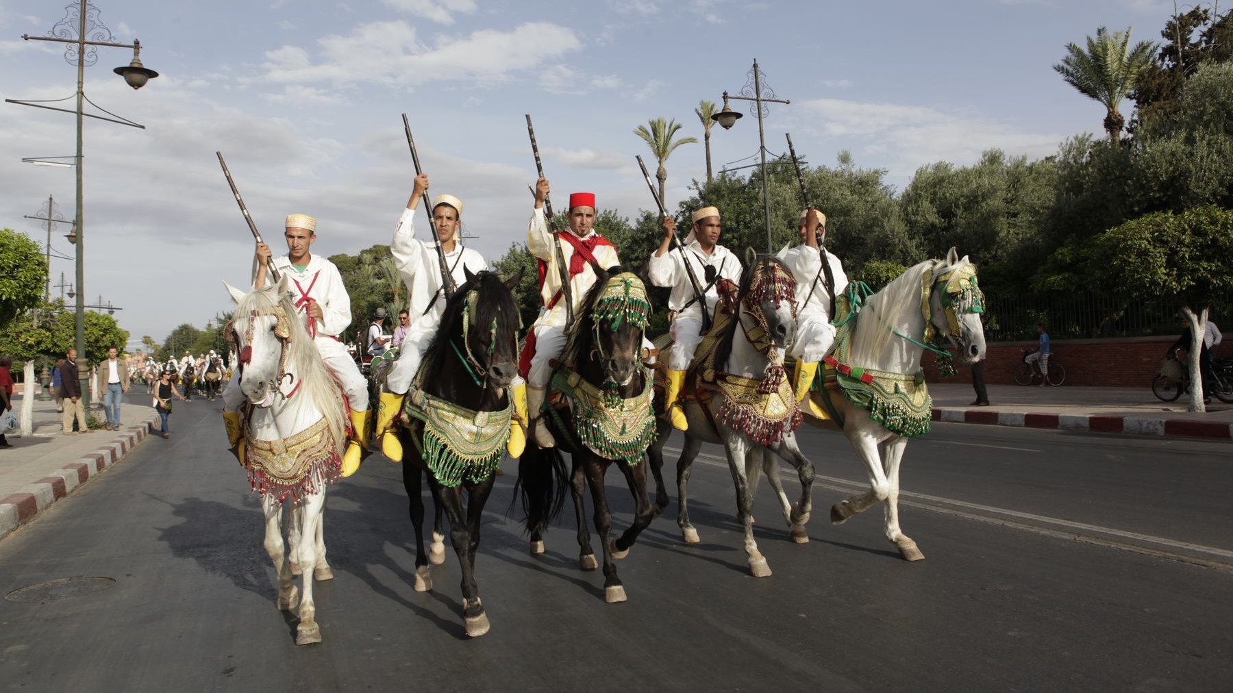 On ne peut évoquer les chevaux, au Maroc, sans parler des maîtres de cet art équestre séculaire qu'est la tbourida. Les cavaliers, tout de blanc vêtus, ont défilé sur leurs superbes montures richement harnachées rouge, vert et or. 
