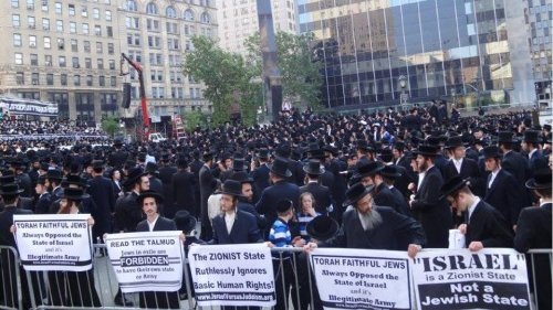 Sur les pancartes, des inscriptions telles que: "Israël est un Etat sioniste pas un Etat juif”, “L’Etat sioniste ignore impitoyablement les bases des droits de l’Homme"...
