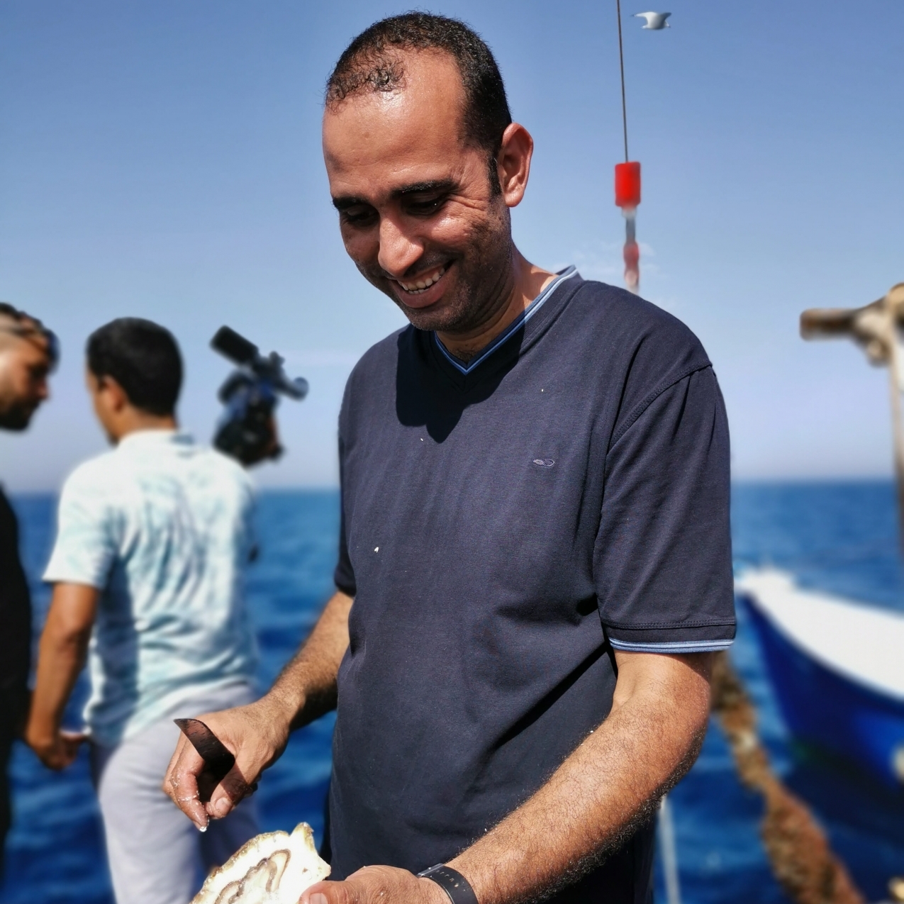 Un pêcheur, membre de la coopérative. Ils sont, en tout, 34 pêcheurs à travailler dans la coopérative Al Amal, qui exploite l'élevage à Ras El Ma.
