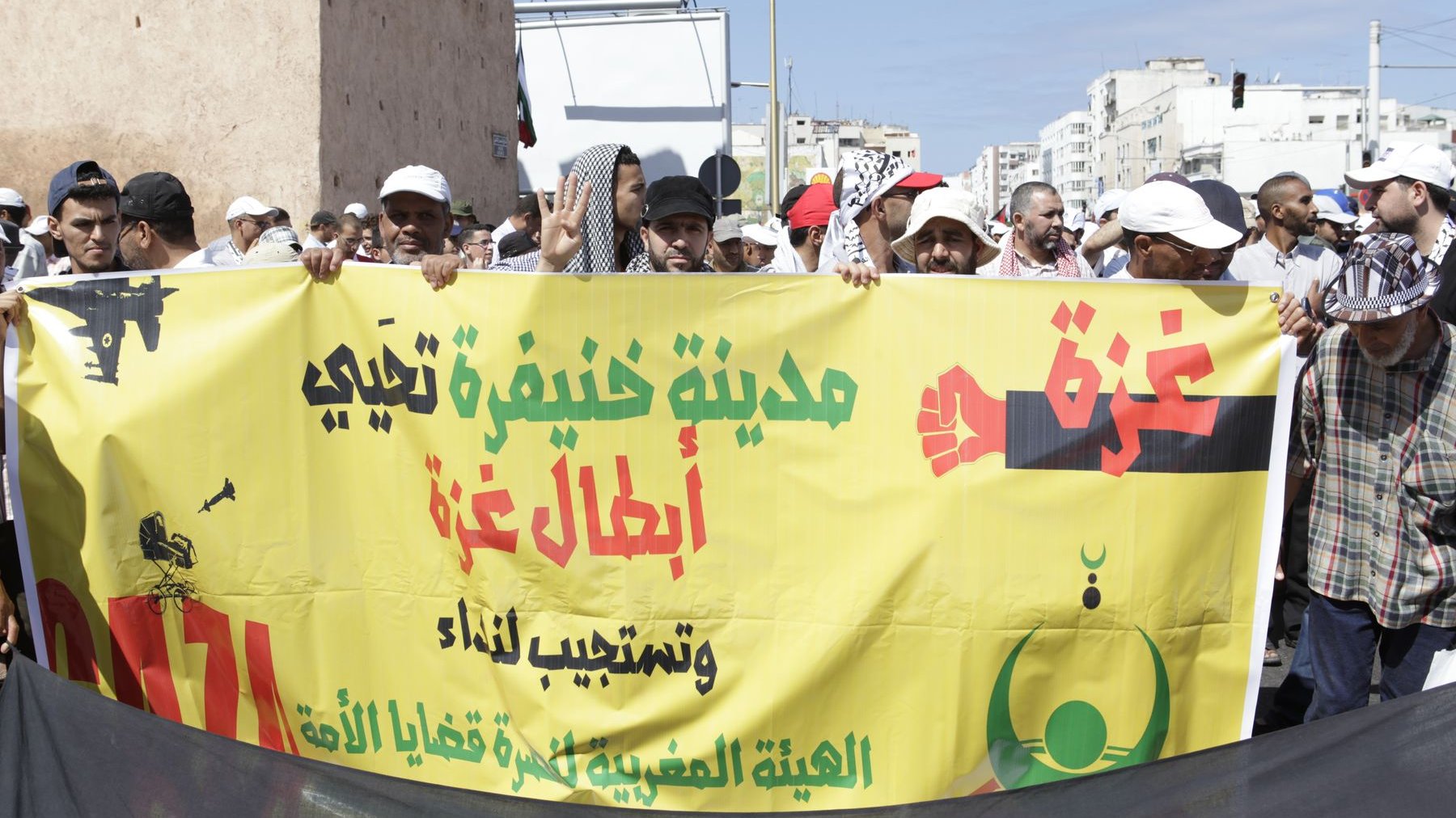 Les manifestants ont commencé à affluer tôt dans la matinée de ce dimanche 20 juillet, à Rabat, sur la place de Bab et Had, pour une marche de soutien au peuple de Gaza.
