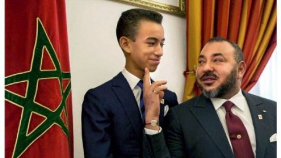 L'image du prince héritier Moulay El Hassan avec son père le roi Mohammed VI, qui a fait la Une de Paris Match.
