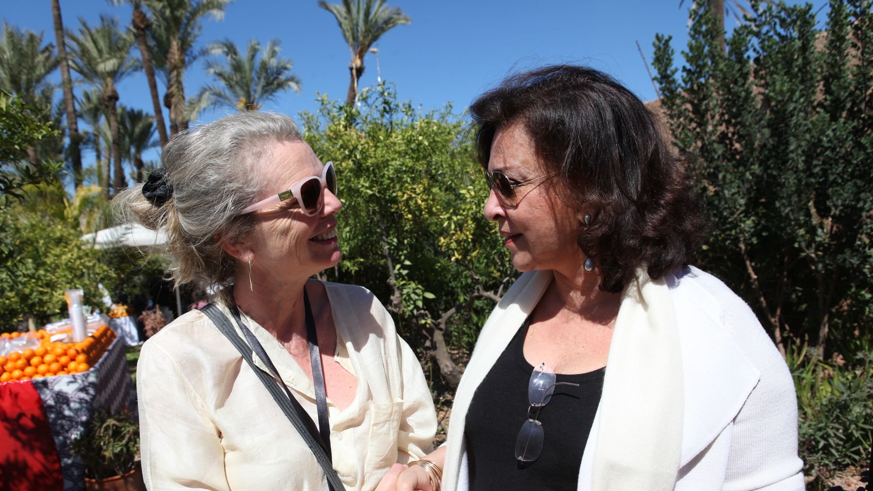 Vanessa Branson et Aïcha Amor partagent un moment de complicité dans les jardins encensés de parfums d'oranges. 
