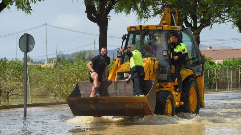 La police espagnole vient au secours de la population victime des inondations avec les moyens du bord, le 13 septembre 2019 à Redovan, dans la région de Valence.
