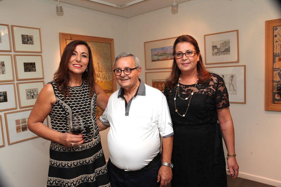 Entouré de Jamila, de SoArt Gallery, et de l'artiste Wafa Mezouar, Lucien Amiel sourit au succès d'une belle soirée.
