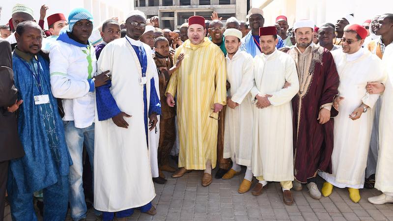 صورة تذكارية للملك مع الأئمة المرشدين المسجلين بالمعهد

