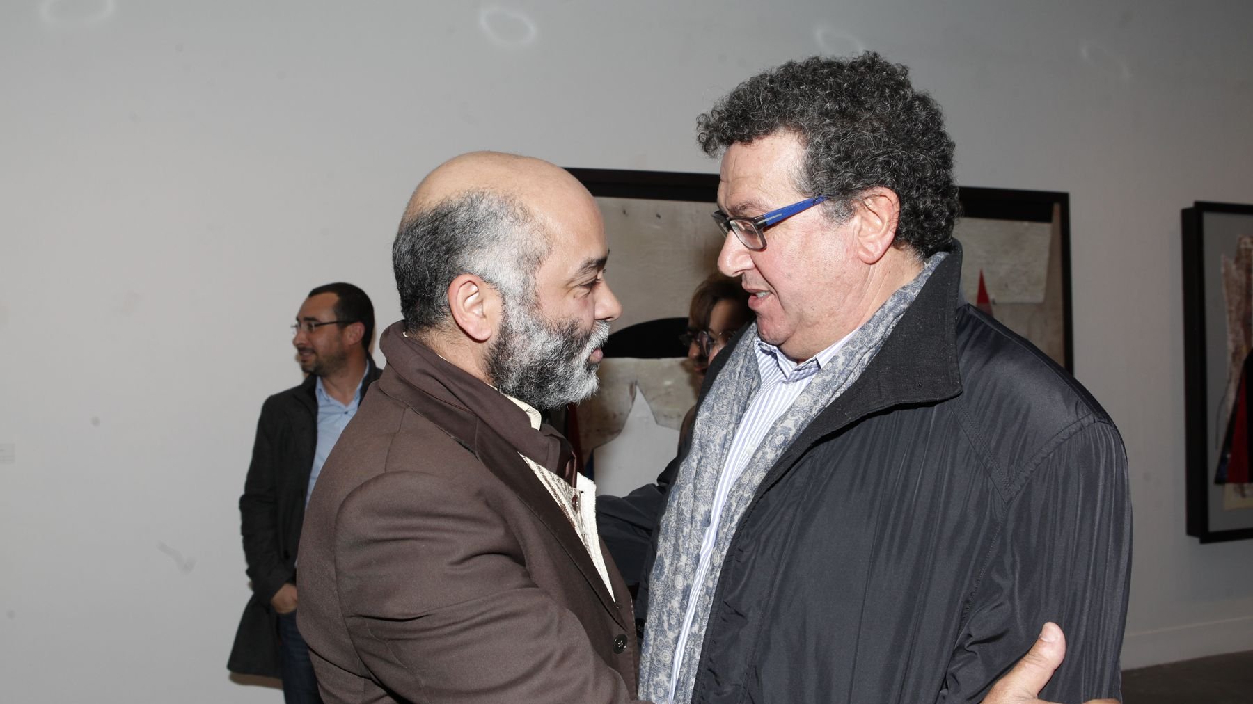 Mohamed Mourabiti accueille chaleureusement Younès Ajarai venu féliciter l'artsite.  
