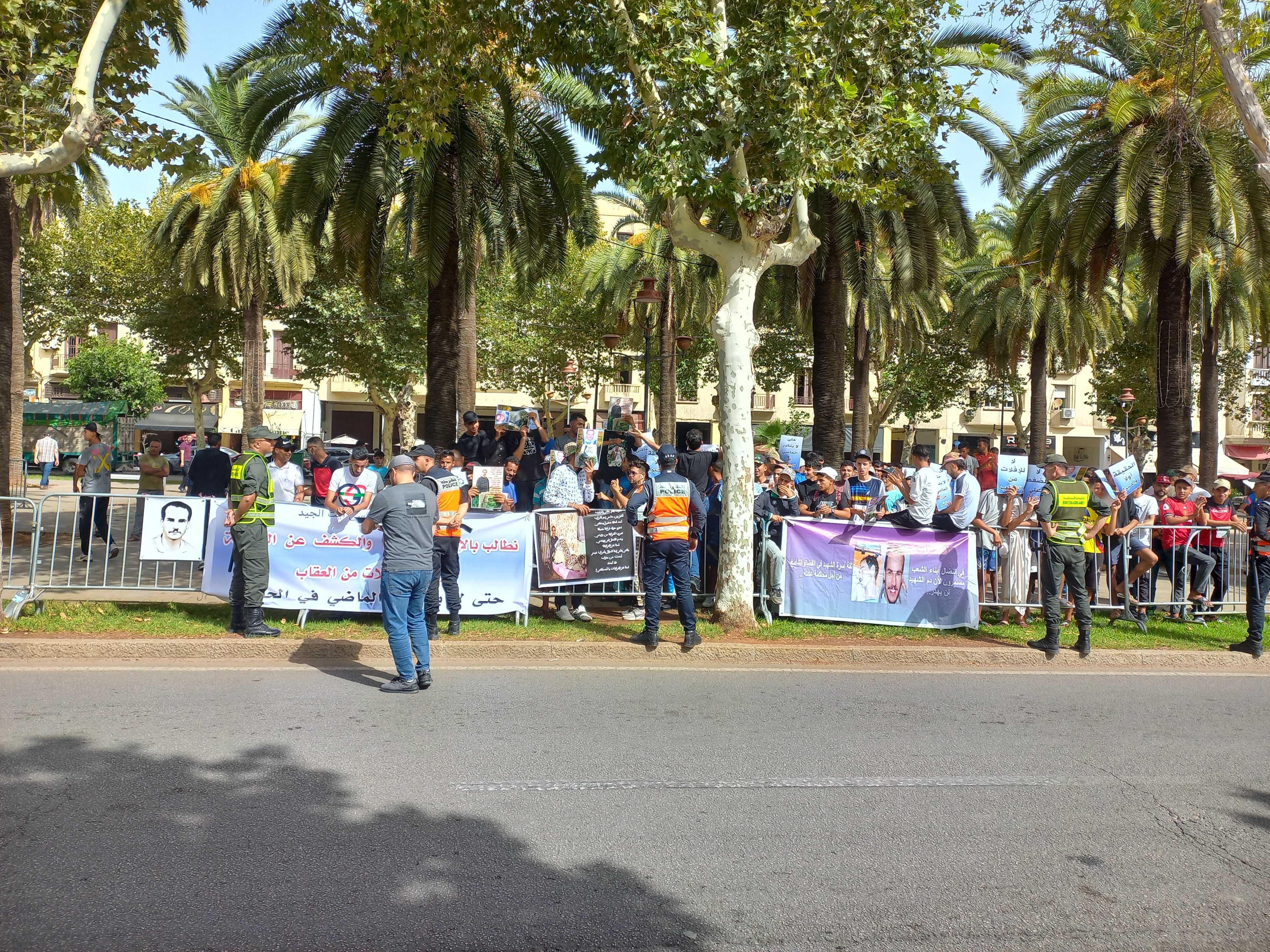 عائلة وأصدقاء الطالب أيت الجيد ينظمون وقفة احتجاجية أمام باب محكمة الاستئناف بفاس