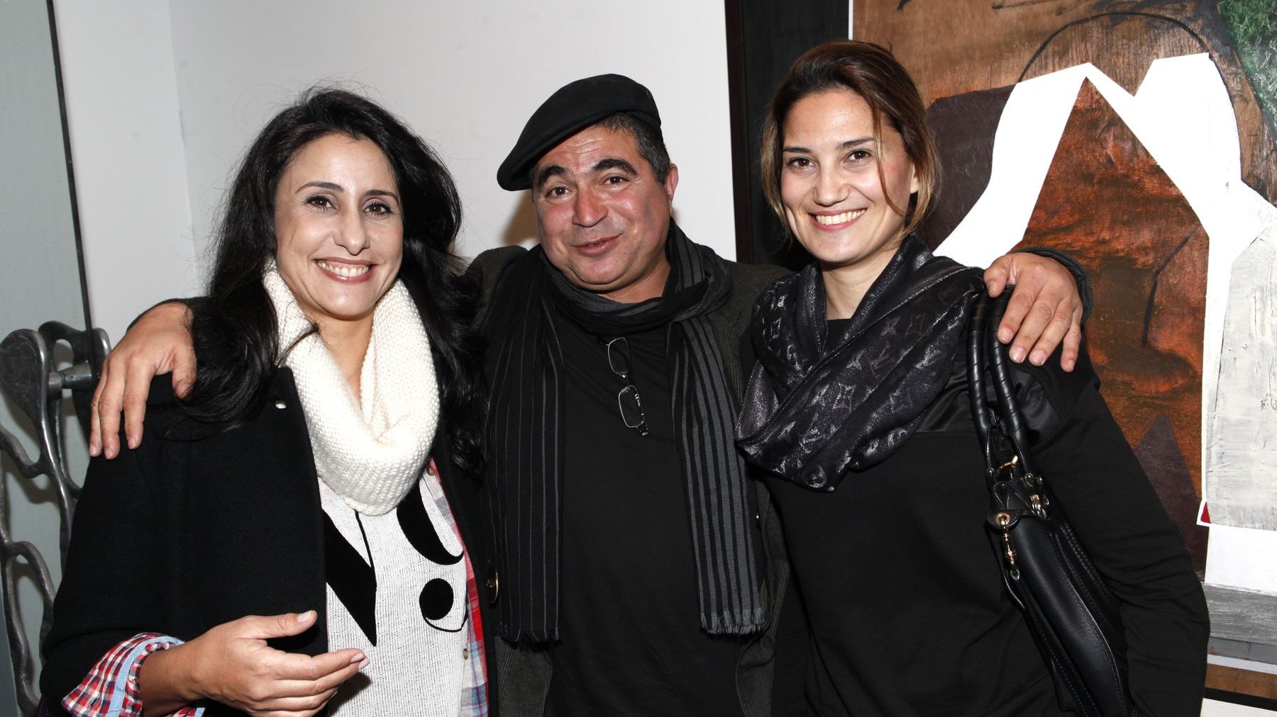 L'actrice Asmaa Khamlichi et l'artiste peintre Narjis Eljoubari entourent Mahi Binebine pour la photo de l'amitié. 
