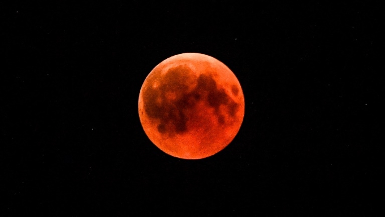 La lune teintée de rouge vue en Turquie, le 27 juillet 2018.

