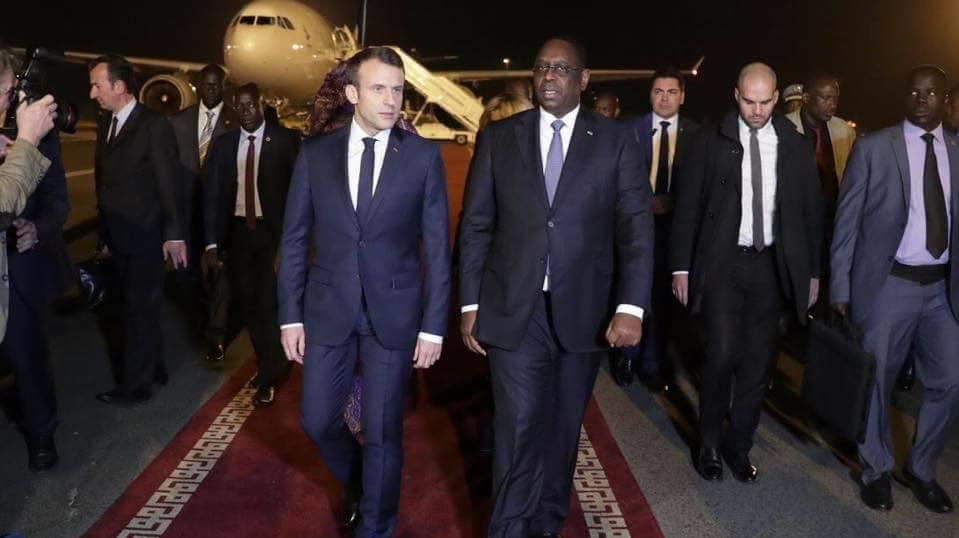 Avant Dakar, Emmanuel Macron était à Tunis où il a critiqué l'intervention de l'OTAN en Libye: "Nous avons collectivement plongé la Libye, depuis ces années, dans l’anomie, sans pouvoir régler la situation". Dans la capitale sénégalaise, l'éducation sera au cœur de ses interventions. 