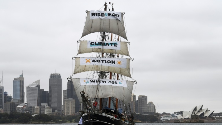 n bateau portant la bannière "Rise for climate" (Debout pour le climat) entre dans le port de Sydney, en Australie, le 8 septembre 2018, au début de la journée d'action mondiale pour le climat.

