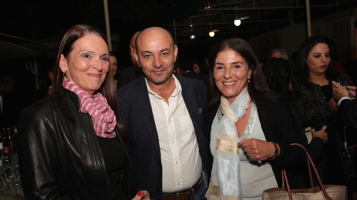 La consultante américaine Martina Boustani (g) aux côtés du photographe Khalil Nemmaoui et la sculptrice Ikram Kabbaj.
