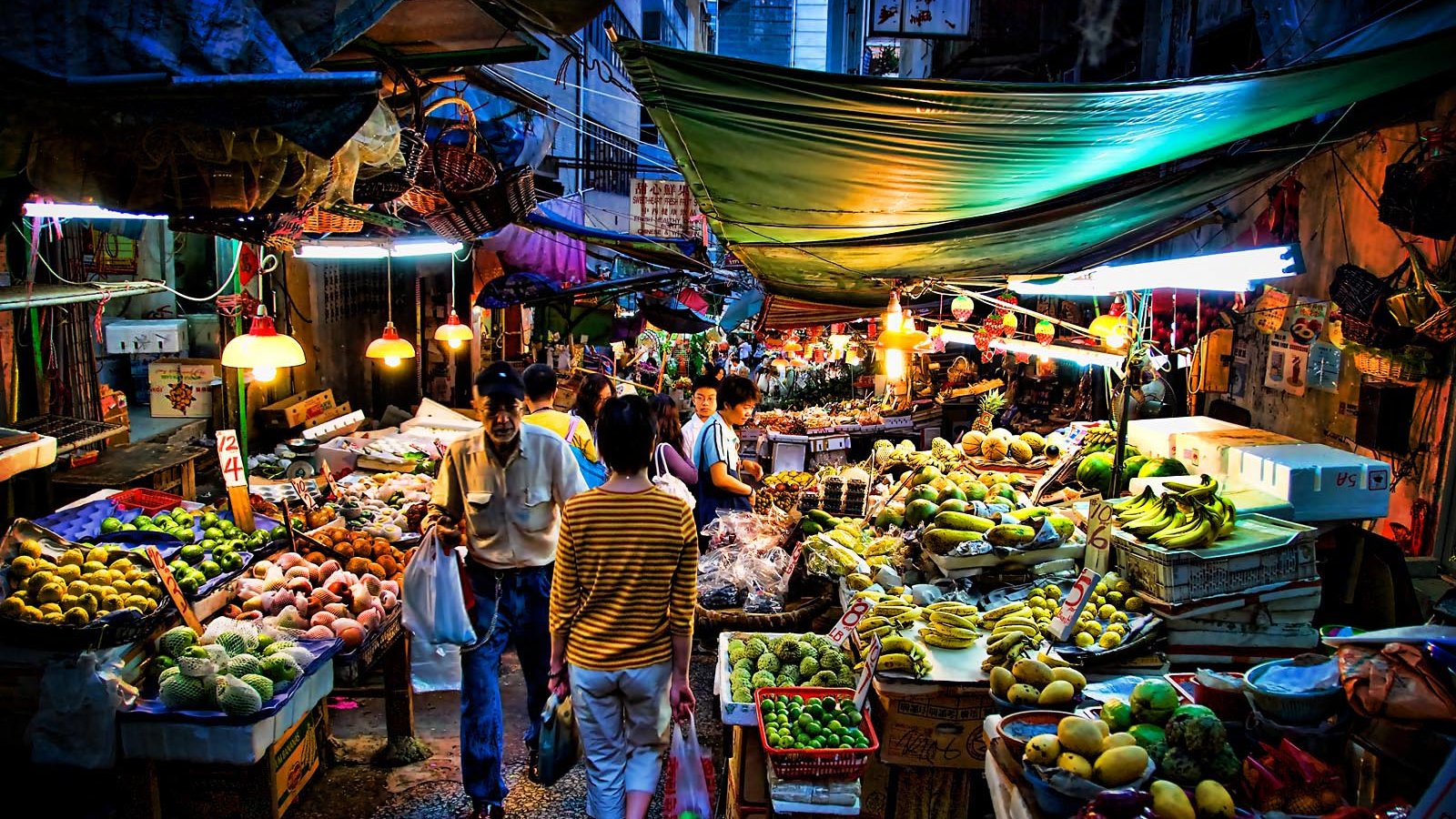 Si vous êtes de passage à Kuala Lumpur en Malaisie, vous découvrirez l'incontournable Wet Market et ses magnifiques étals de produits frais
