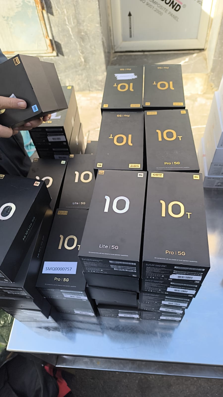 جمارك طنجة المتوسط تحبط عملية تهريب هواتف نقالة وأجهزة إلكترونية