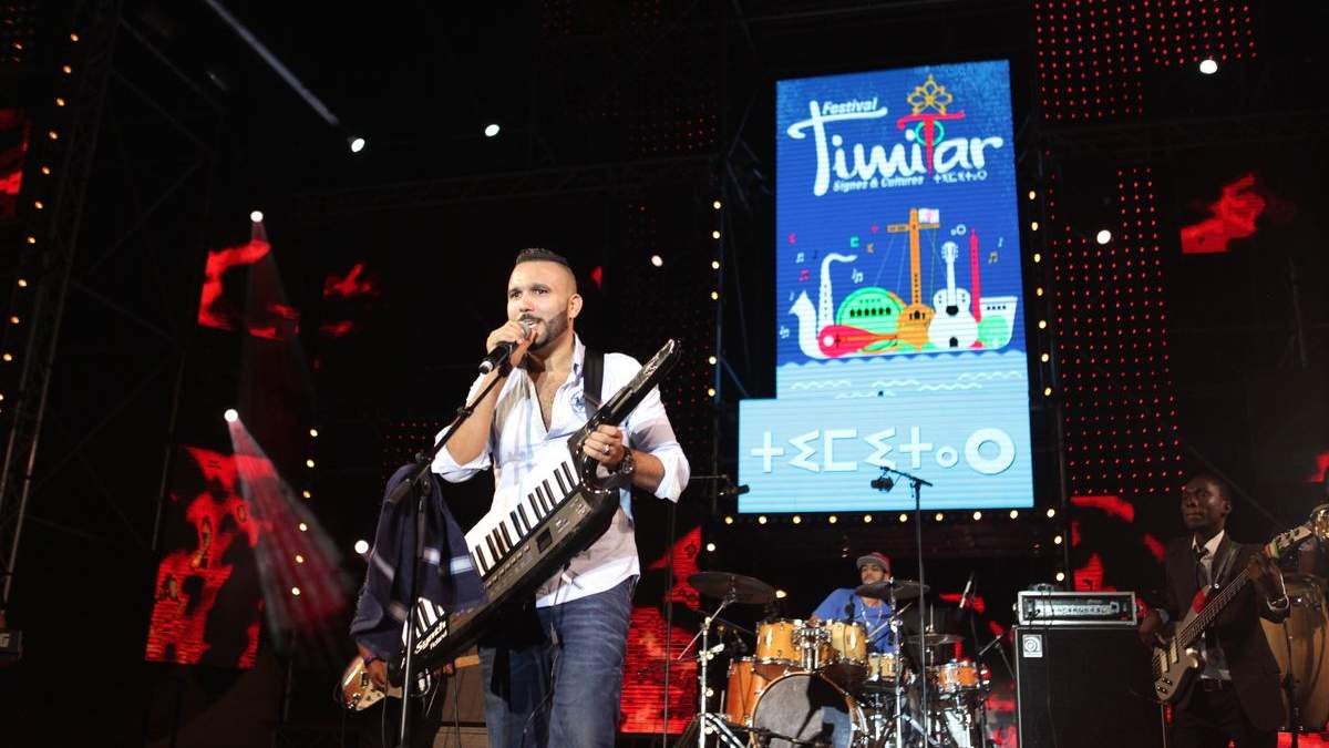 مغني الراي المعروف رضا الطالياني، يمتع جمهور "تيميتار"، الذين حجوا للمنصة
