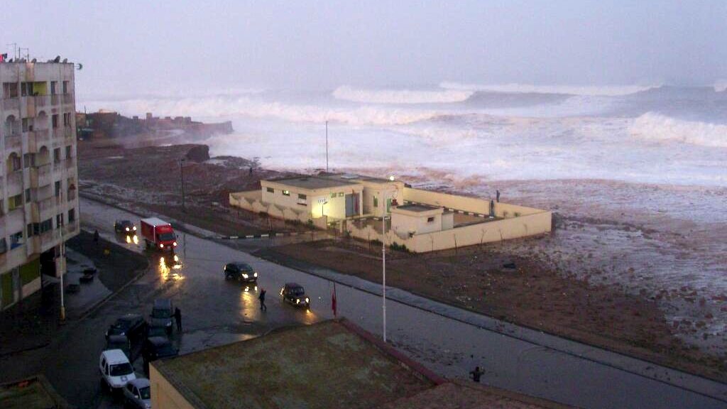 L'océan était déchaîné sur la route côtière de Rabat, ce mardi matin.
