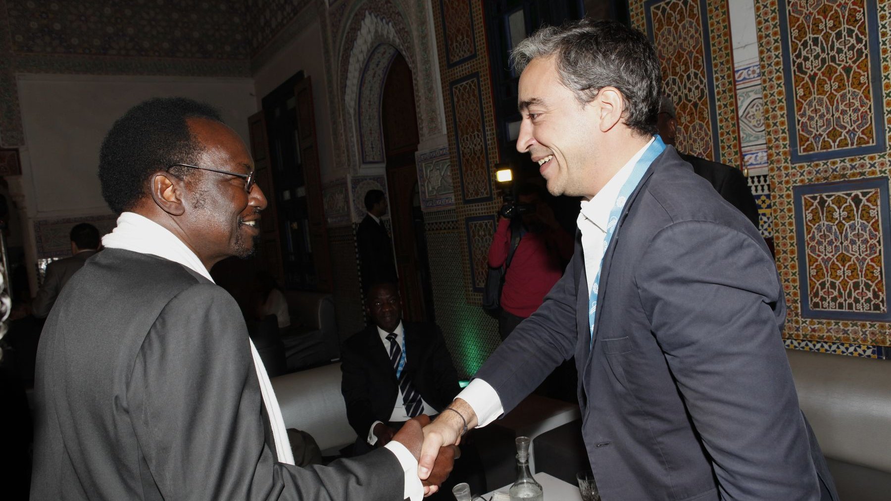 Chaleureuse poignée de main entre Marwan Ben Yahmed, Directeur exécutif de la rédaction du magazine Jeune Afrique et Dioncounda Traoré, ancien président Malien qui a reçu le Prix Amadeus à l'ouverture de ces Medays 2013
