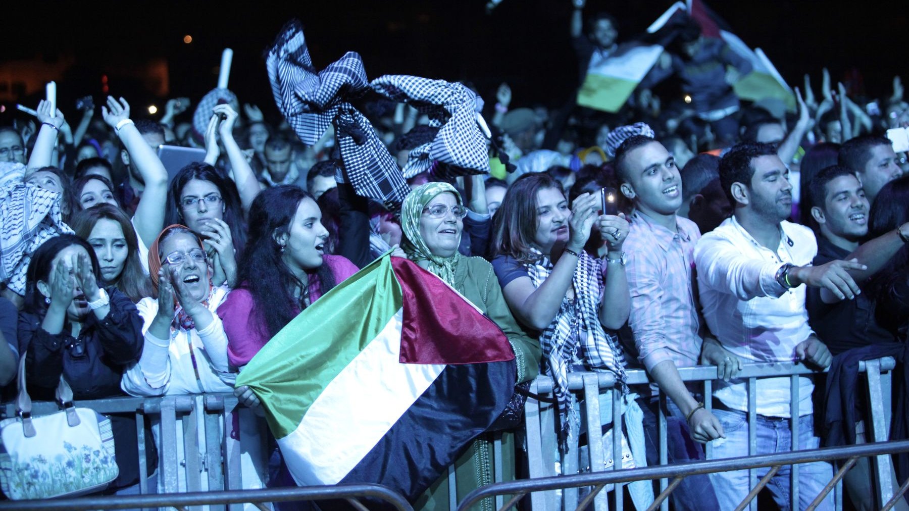 Les Marocains l'aiment et le lui ont prouvé, vendredi soir, qui l'attendaient, hurlant son nom en faisant flotter dans la nuit des drapeaux de la Palestine. Mohammed Assaf a subjugué Rabat pour son concert à Mawazine, sur la scène de l'espace Nahda. 

