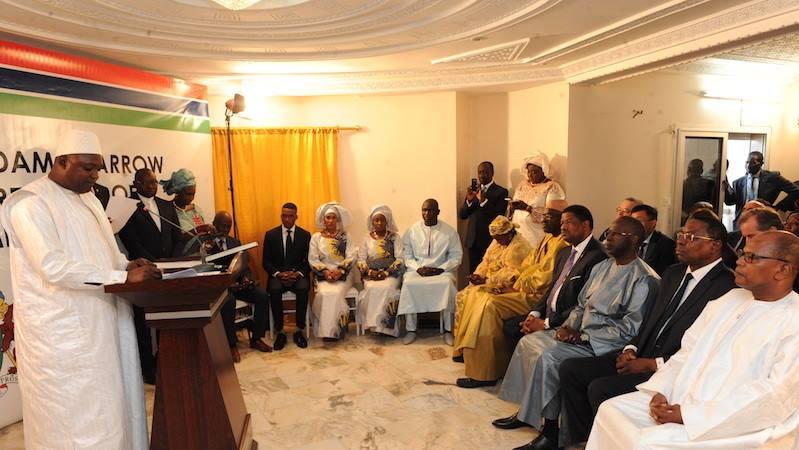 Le 19 janvier 2017, à l'Ambassade de la Gambie à Dakar, en présence de plusieurs dignitaires ouest-africains, Adama Barrow prête serment. "Le territoire gambie n'est pas seulement en Gambie", disait-un diplomate deux jours auparavant. 