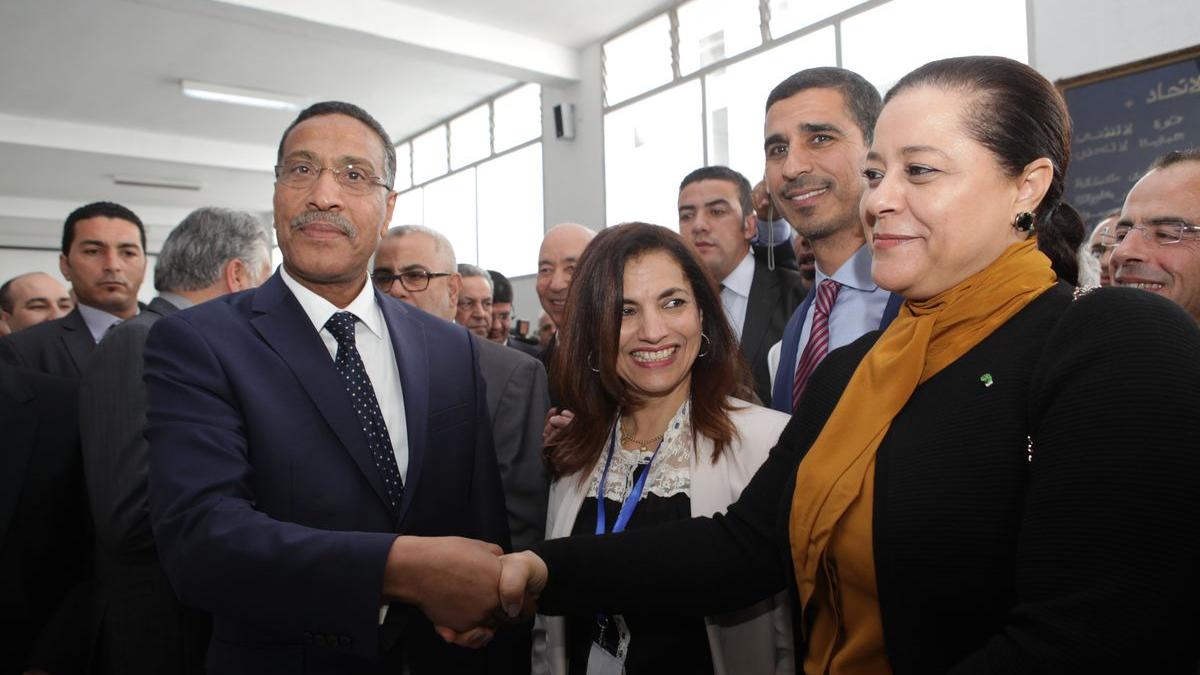 Meriem Bensalah Chaqroun, présidente de la CGEM, accueillie par Miloudi Moukharik sous l'oeil attentif de Amal El Amri, secrétaire nationale de l'UMT.
