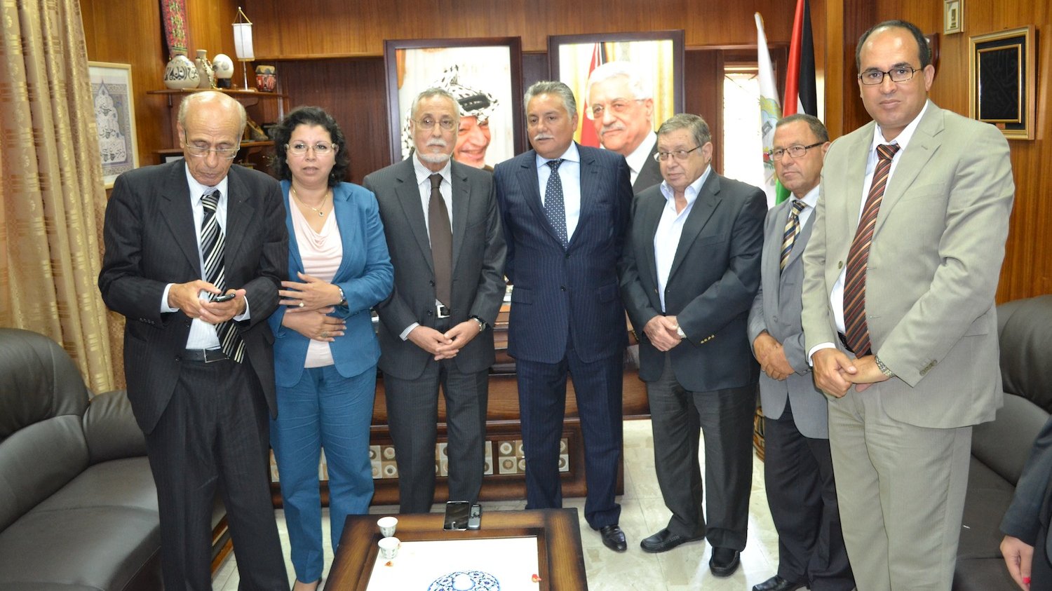 بنعبدالله رفقة وفد حزب التقدم والاشتراكية أثناء اللقاء مع رئيس بلدية نابلس غسان وليد الشكعة
