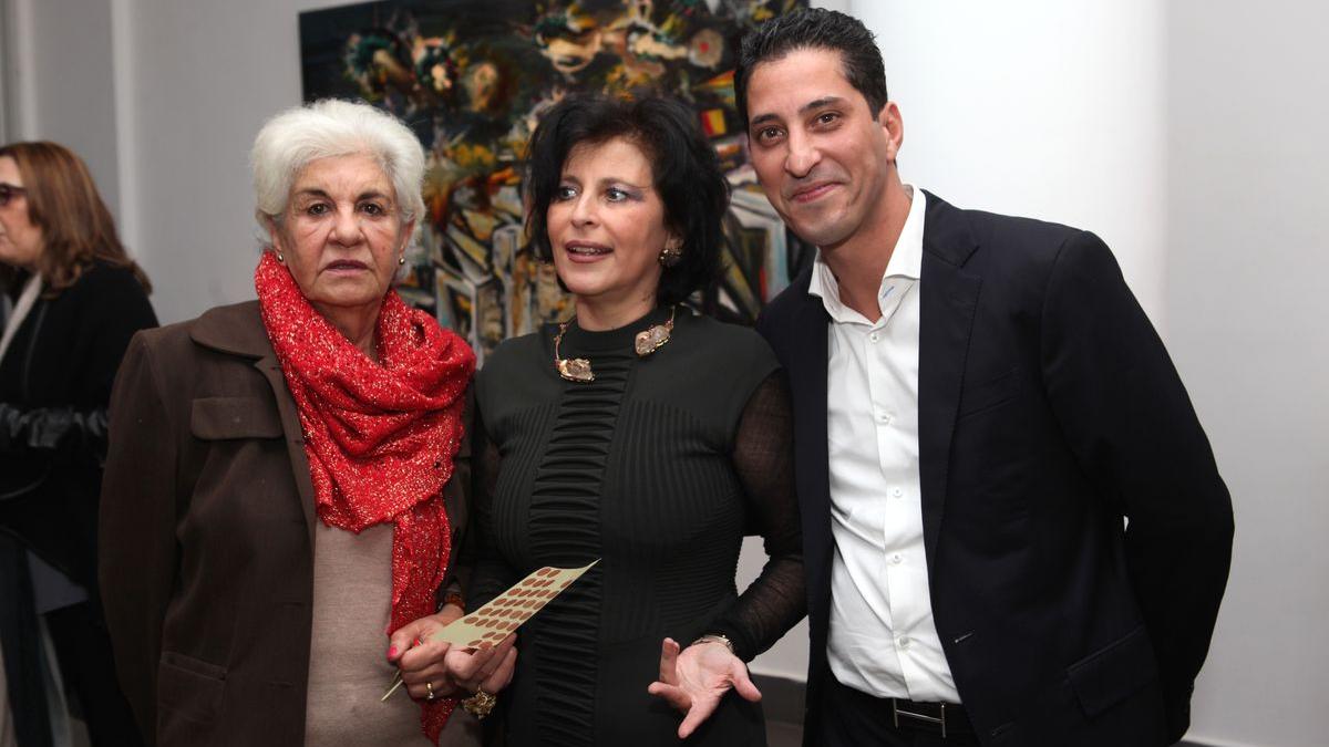 Laila Faraoui, de la Galerie Nadar, en compagnie de Fathiya Tahiri et de Simo Chaoui, de la Galerie 38.

